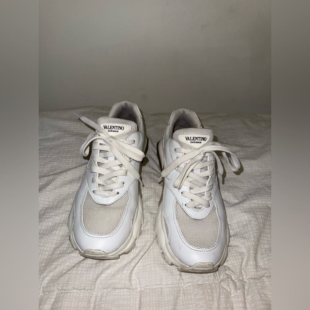•Tenis Valentino talla 37 1/2 / precio en tienda más de $800